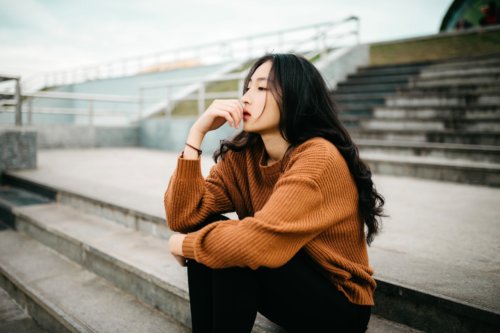 佇む女性