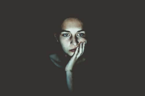 悩む女性