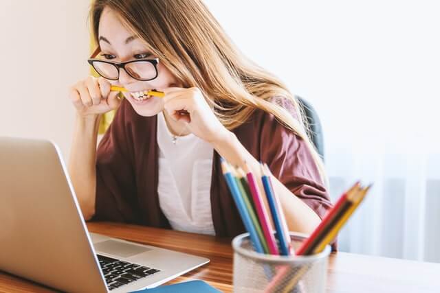 勉強する女性